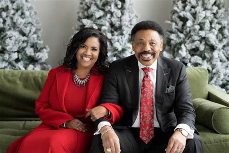 Tony Evans Marries Carla Crummie in Private。